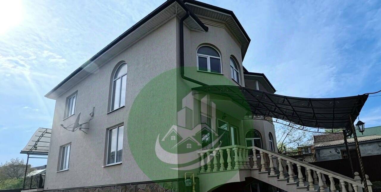 Продам дом на улице Орджоникидзе в городе Ессентуках 400.0 м² на участке  10.0 сот этажей 3 37000000 руб база Олан ру объявление 123682352