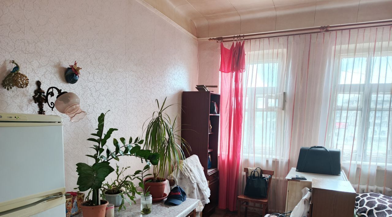 комната г Саратов р-н Заводской пл. Имени Г. К. Орджоникидзе, 11 фото 3