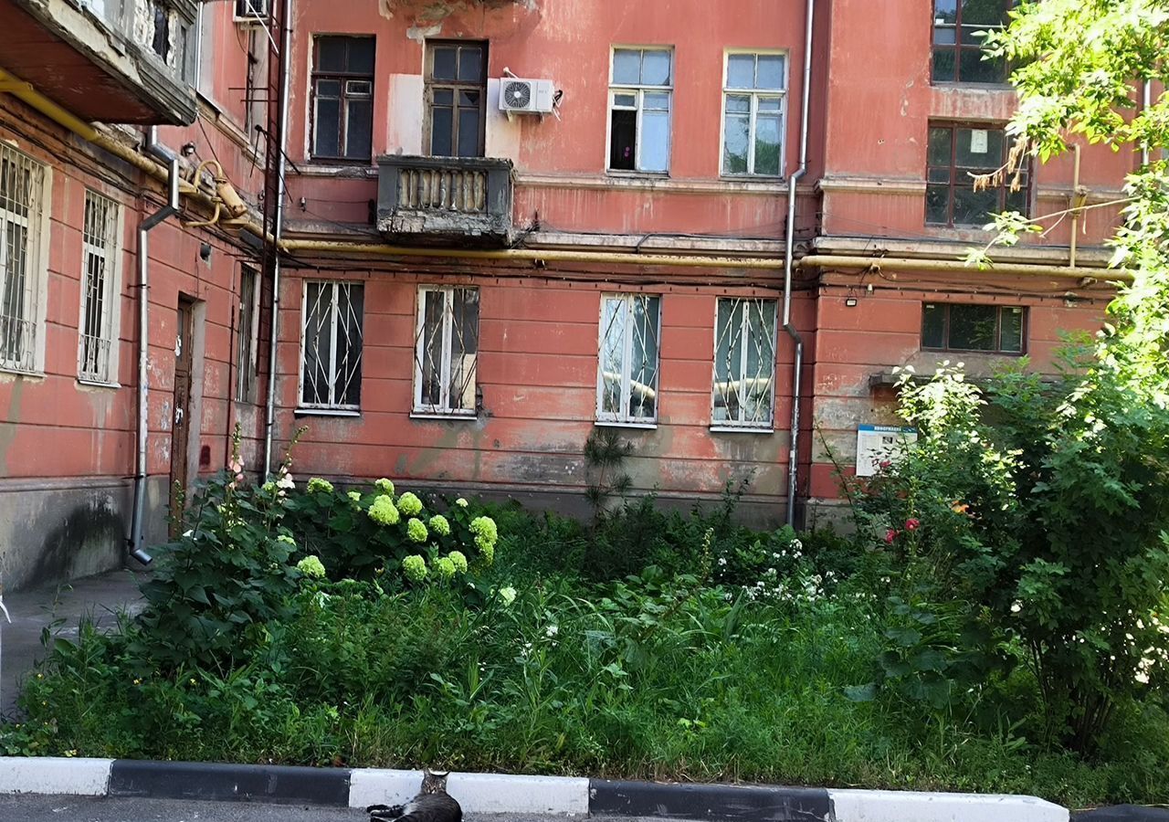 комната г Саратов р-н Заводской пл. имени Г. К. Орджоникидзе, 11 фото 1